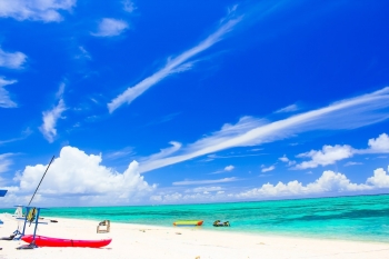 砂浜とヨットと青い空