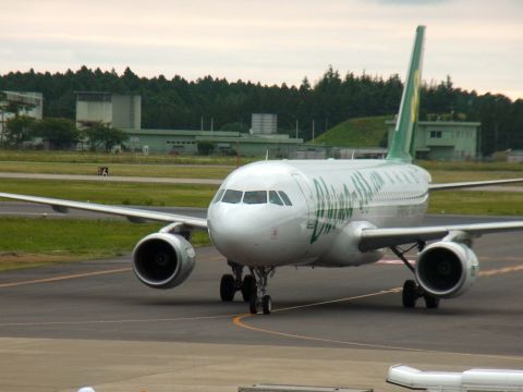 着陸してきた春秋航空の旅客機は、滑走路の左端でUターンして、ターミナルビルの前まで誘導されてきました。
