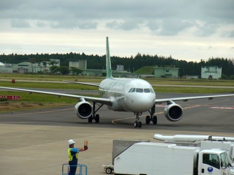 春秋航空の旅客機はターミナルビルの前を誘導されていきます。