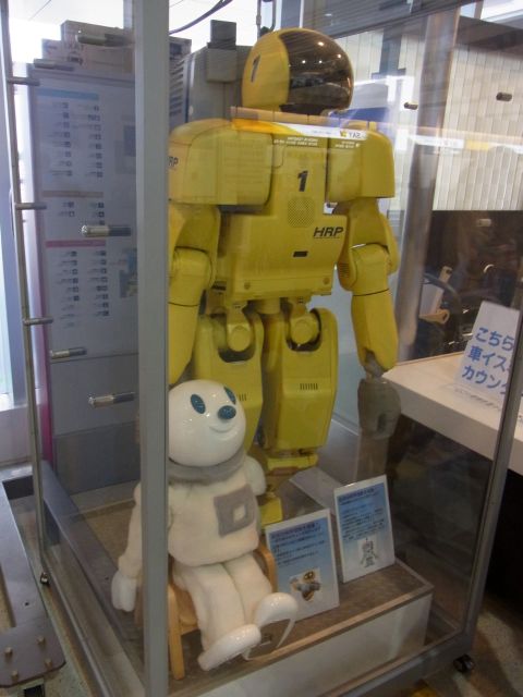二足歩行ロボットが展示されていました。