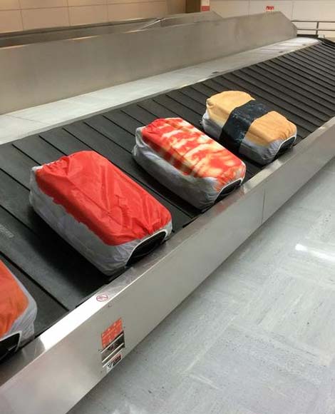 空港で荷物待ちをしていたら寿司が出てきた！