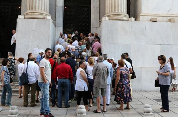 ギリシャ　銀行オープン　１