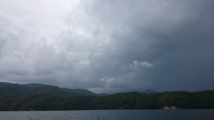 20150621-10-T504桧原湖プリプラ3雨降りそう.JPG