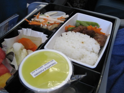 帰りのフィリピン航空の機内食。 だんな君の和食。